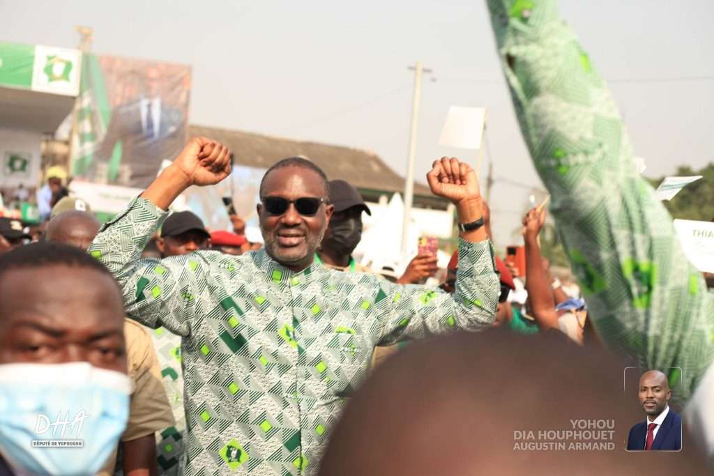 Ivory Coast: Ex-banker becomes top contender in October election