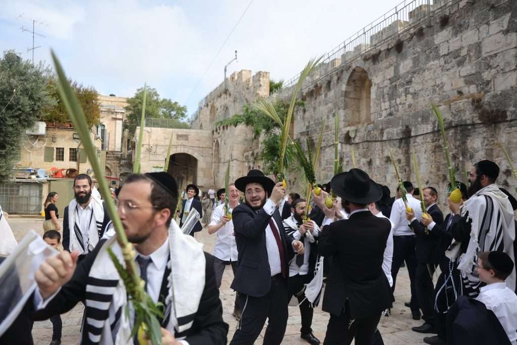 Israeli settlers storm Al-Aqsa Mosque on third day of passover Israeli settlers storm Al-Aqsa Mosque on third day of passover