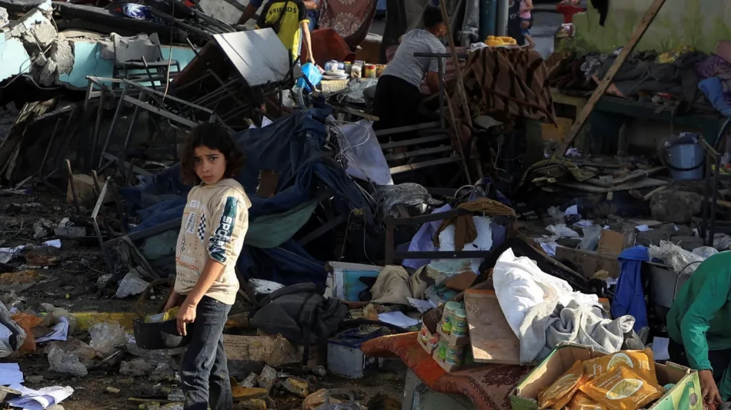 Gaza’s civilian death toll rises as Israel bombs schools and homes Gaza’s civilian death toll rises as Israel bombs schools and homes