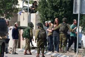 Unrest in West Bank: Settlers clash with Israeli forces