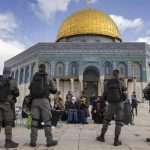 Israeli forces evacuate worshippers at Jerusalem mosque