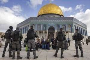 Israeli forces evacuate worshippers at Jerusalem mosque
