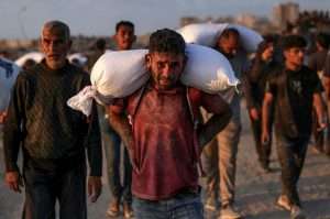 Israeli attacks kill 33 in Gaza, as people continue to seek aid
