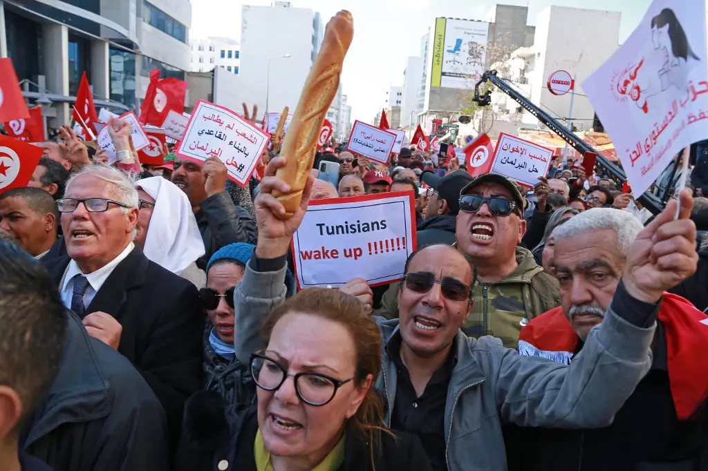 Tunisia’s public banks face .3B in unpaid loans