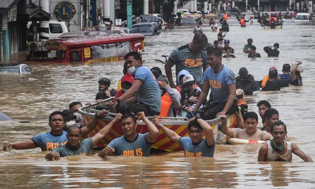 Flood crisis in Philippines displaces thousands Flood crisis in Philippines displaces thousands