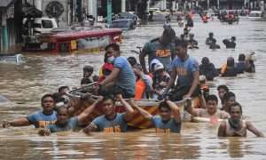 Flood crisis in Philippines displaces thousands