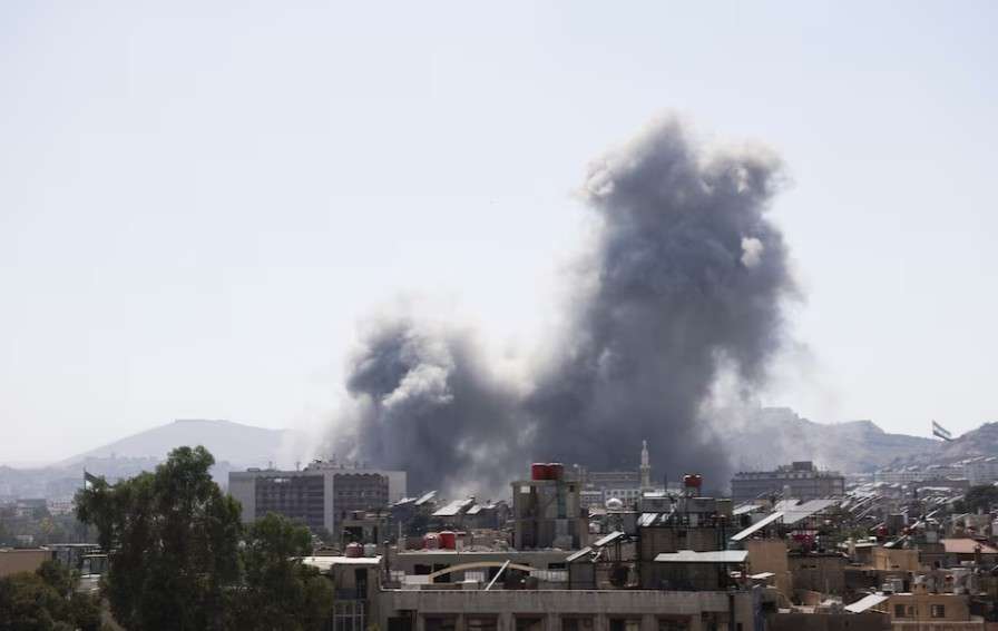 Israel launches heavy blows on Syrian army HQ, wounding 18