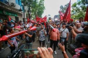 Tunisian protesters continue to lay siege to US embassy over Gaza