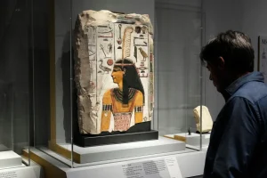 Ancient Egypt exhibit attracts crowds to the Met museum
