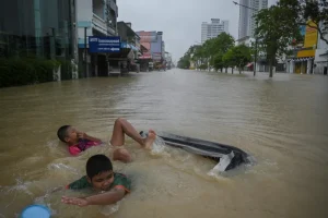 Floods in southern Thailand Kill 33 people