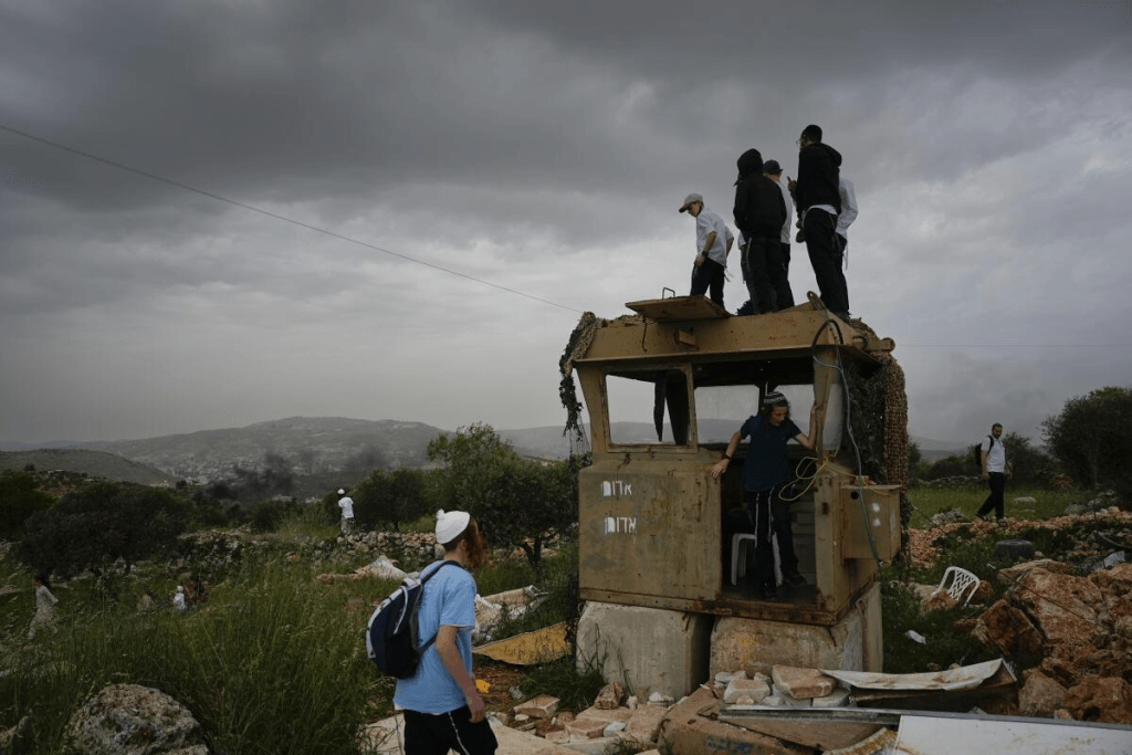 Occupied West Bank: Israeli settlers set up new outpost